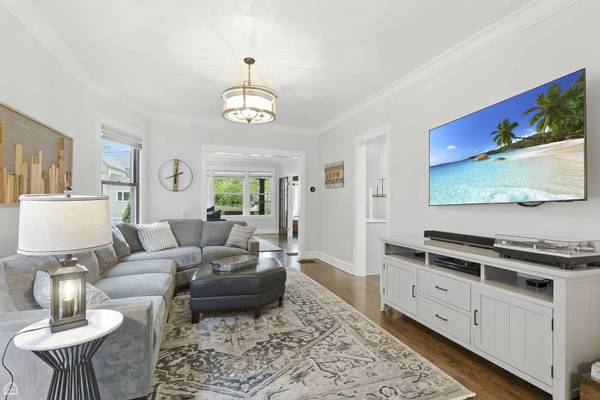 4450 W Byron ST, Chicago, IL 60641