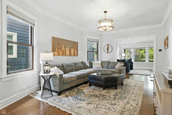 4450 W Byron ST, Chicago, IL 60641