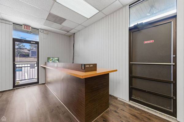 8507 S Roberts RD, Justice, IL 60458
