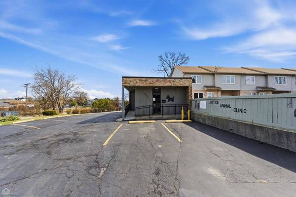 8507 S Roberts RD, Justice, IL 60458