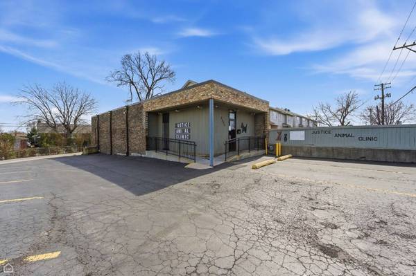 8507 S Roberts RD, Justice, IL 60458