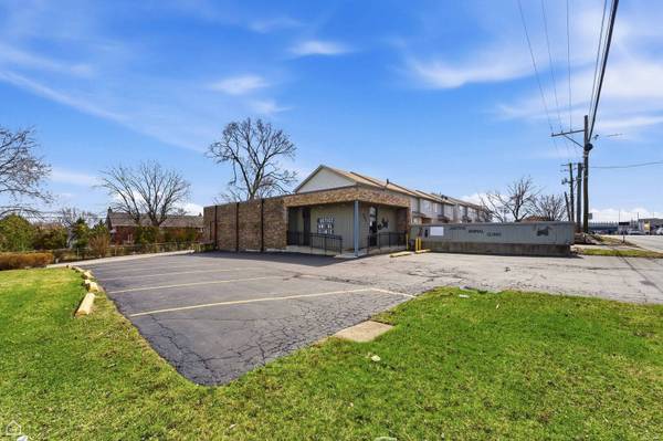 8507 S Roberts RD, Justice, IL 60458