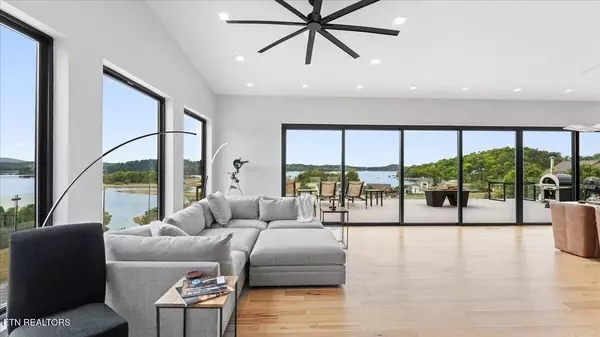 428 River Bend Dr, Dandridge, TN 37725