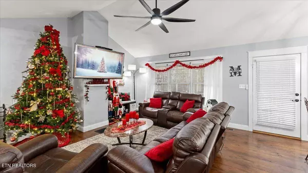 967 Dumplin Valley Rd, Jefferson City, TN 37760