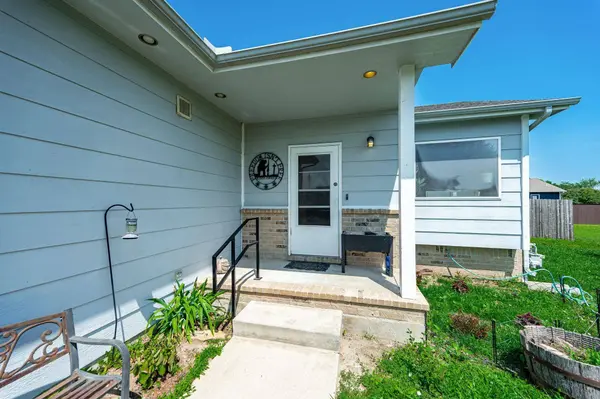 804 W Longview Ct, Valley Center, KS 67147