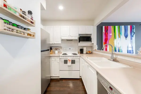 2140 W 12th ST #203, Vancouver, BC V6K 2N2