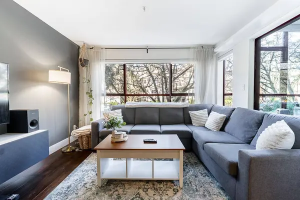 2140 W 12th ST #203, Vancouver, BC V6K 2N2