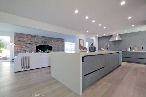 418 E Bay ST, Costa Mesa, CA 92627