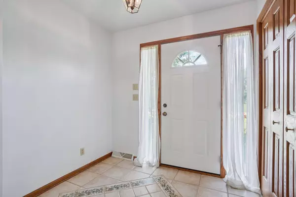 210 Red Fox Drive, Johnson Creek, WI 53038-955