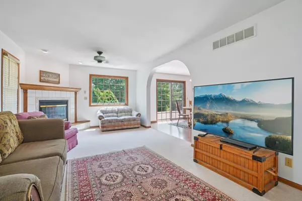 210 Red Fox Drive, Johnson Creek, WI 53038-955