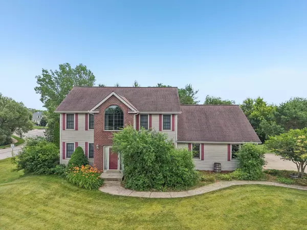 210 Red Fox Drive, Johnson Creek, WI 53038-955