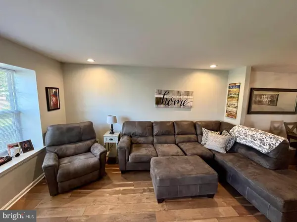 4201 GRENWICH LN, Mount Laurel, NJ 08054