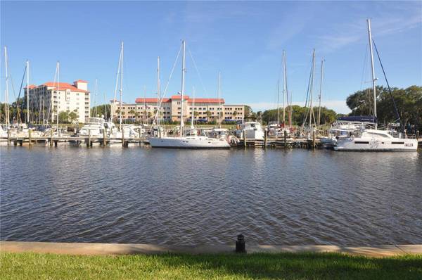 10 MARINA POINT PL, Palm Coast, FL 32137