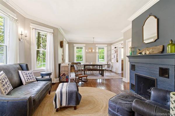 32 Timberline DR, Huntington, NY 11743