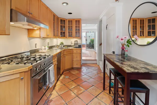 143 Fitzwater St, Philadelphia, PA 19147-3407