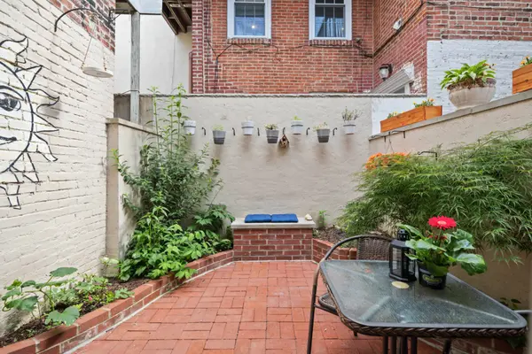 143 Fitzwater St, Philadelphia, PA 19147-3407