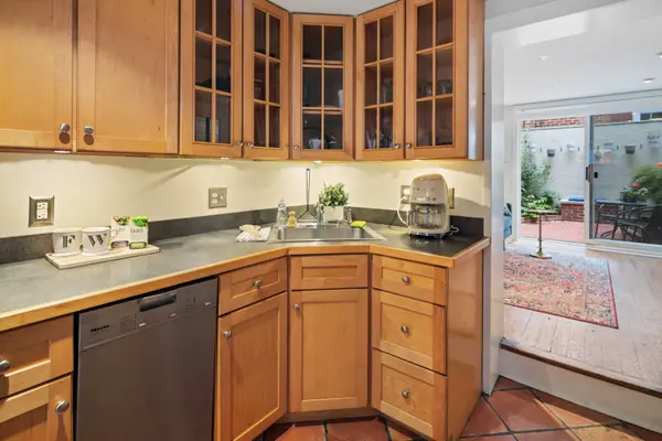 143 Fitzwater St, Philadelphia, PA 19147-3407