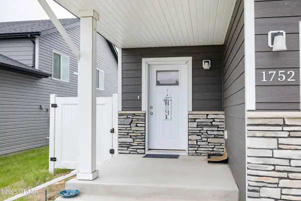 1752 TOBI LANE LN, Grand Forks, ND 58201