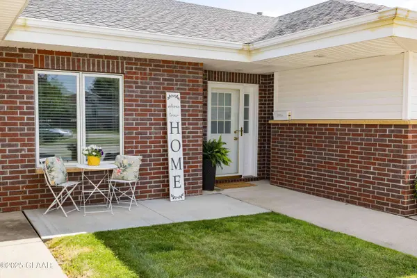 4135 LARK CIR, Grand Forks, ND 58201