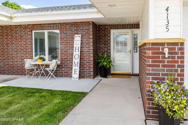 4135 LARK CIR, Grand Forks, ND 58201