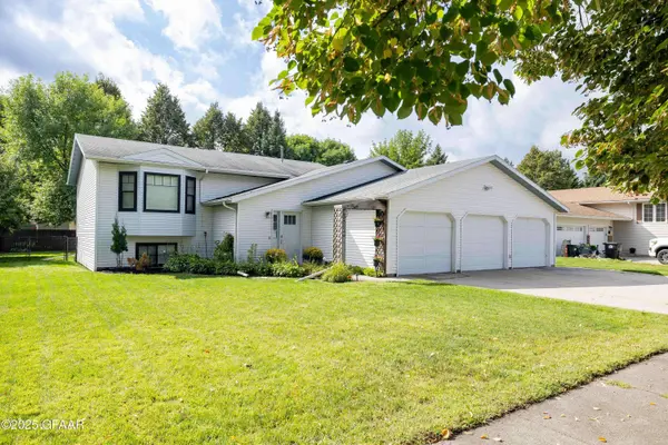 3309 PRIMROSE CT, Grand Forks, ND 58201