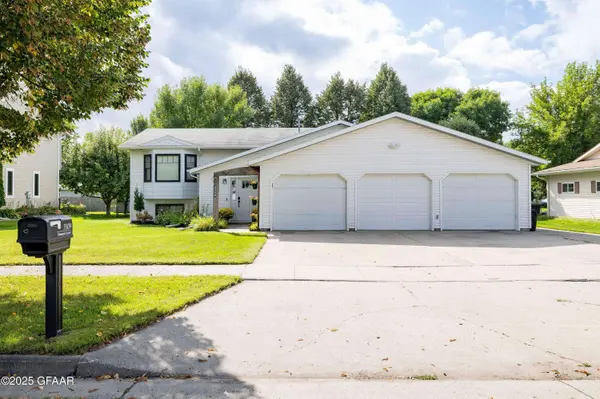 3309 PRIMROSE CT, Grand Forks, ND 58201