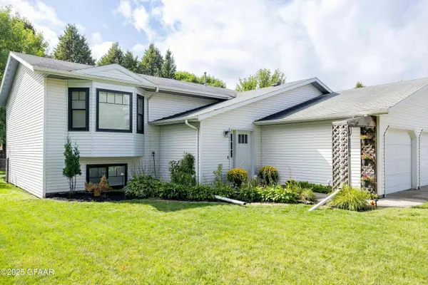 3309 PRIMROSE CT, Grand Forks, ND 58201
