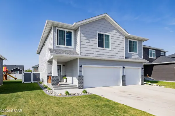 426 PLYMOUTH LN, Grand Forks, ND 58201