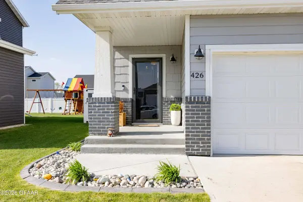 426 PLYMOUTH LN, Grand Forks, ND 58201