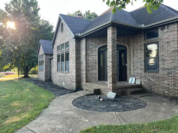 1302 E 13th ST, Mountain Grove, MO 65711