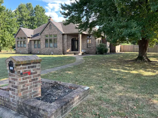 1302 E 13th ST, Mountain Grove, MO 65711