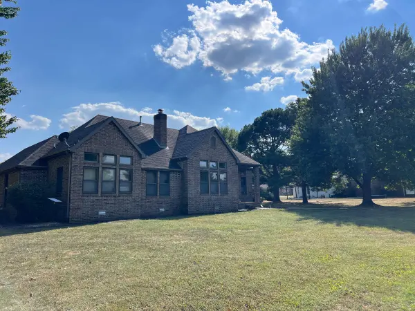 1302 E 13th ST, Mountain Grove, MO 65711