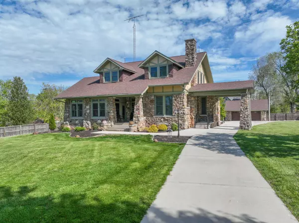 528 E Dorris AVE, Mountain Grove, MO 65711