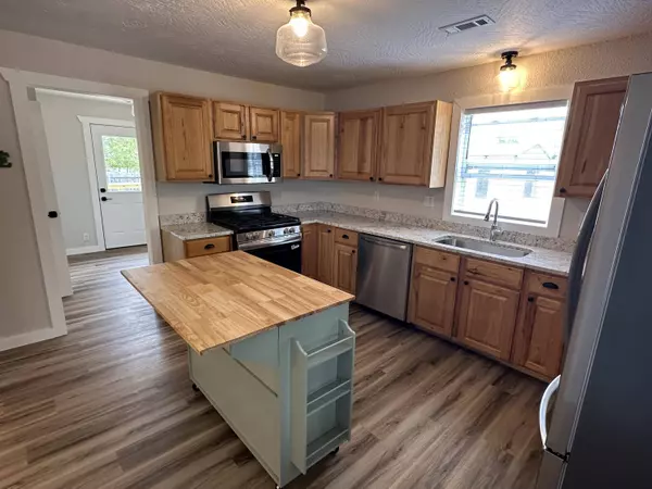 650 W 1st ST, Mountain Grove, MO 65711