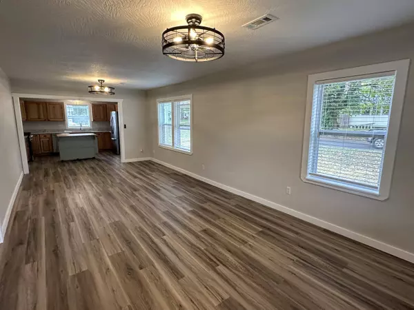 650 W 1st ST, Mountain Grove, MO 65711