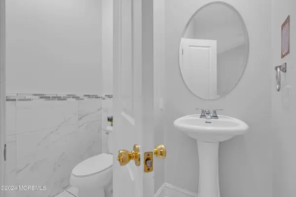 7 Granite Drive, Lakewood, NJ 08701