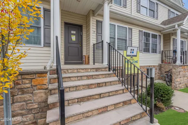 7 Granite Drive, Lakewood, NJ 08701