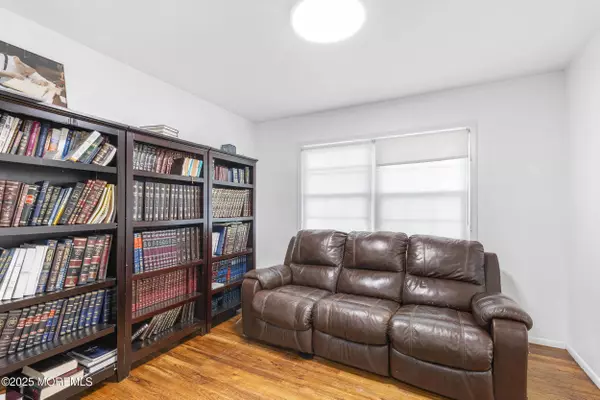 31 Amherst Street, Lakewood, NJ 08701