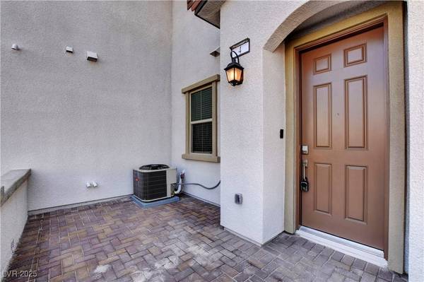4 Lomita Heights DR, Las Vegas, NV 89138
