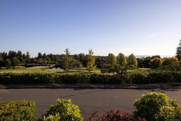 5322 Sayward Hill Cres, Saanich, BC V8Y 3H8