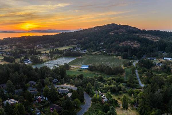 1070 Donwood Dr, Saanich, BC V8X 4G3