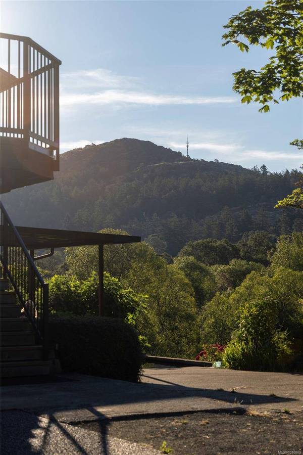 1070 Donwood Dr, Saanich, BC V8X 4G3