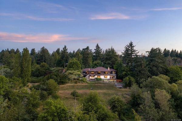 1070 Donwood Dr, Saanich, BC V8X 4G3
