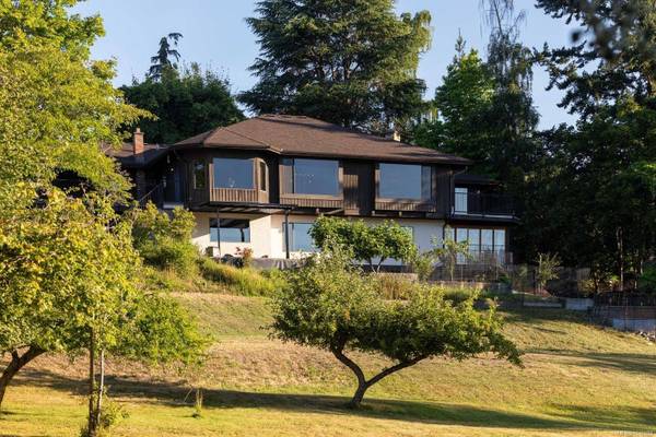 1070 Donwood Dr, Saanich, BC V8X 4G3