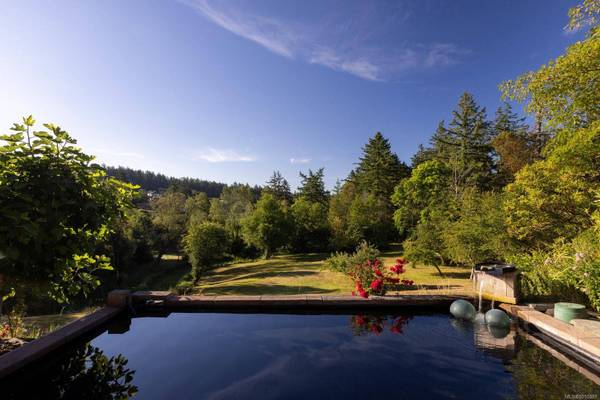 1070 Donwood Dr, Saanich, BC V8X 4G3