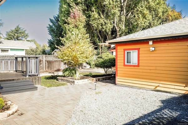 2617 Doncaster Dr, Victoria, BC V8R 2W5