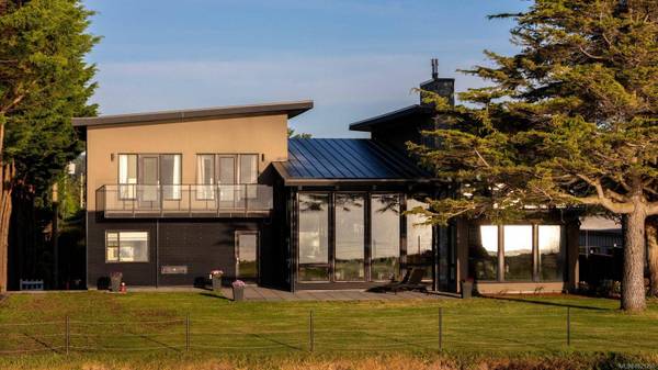 3300 Livesay Rd, Central Saanich, BC V8M 1W7