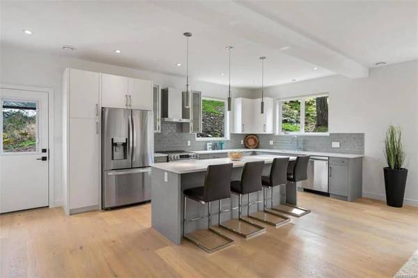 227 Heddle Ave, View Royal, BC V9B 1T9