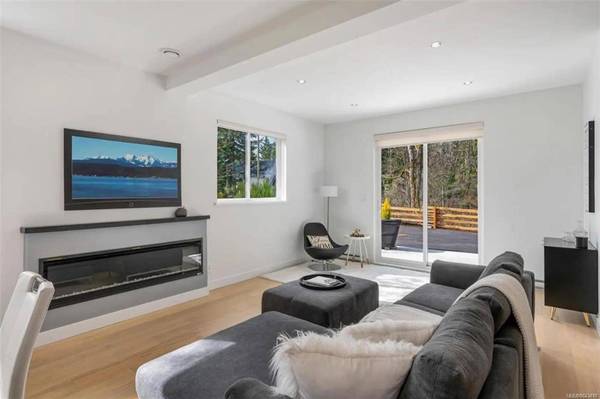 227 Heddle Ave, View Royal, BC V9B 1T9