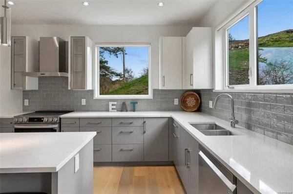 227 Heddle Ave, View Royal, BC V9B 1T9